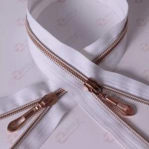 Спиральная молния Т7 белый, звено Gold-rose с белой нитью, 100см. IIб.
