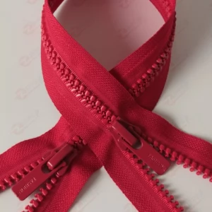 Тракторная молния Тип 8 КОСОЙ ЗУБ цвет тесьмы красный,70см. 2бегунка FASHION