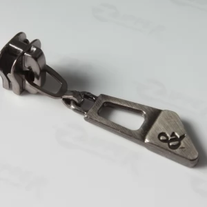 Бегунок Тип 5 висюлька  для тракторной молнии, темный никель, борт (уп. 100шт) акция